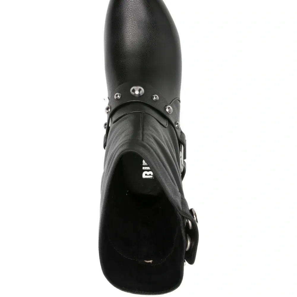 Кожаные ботинки с заклёпками