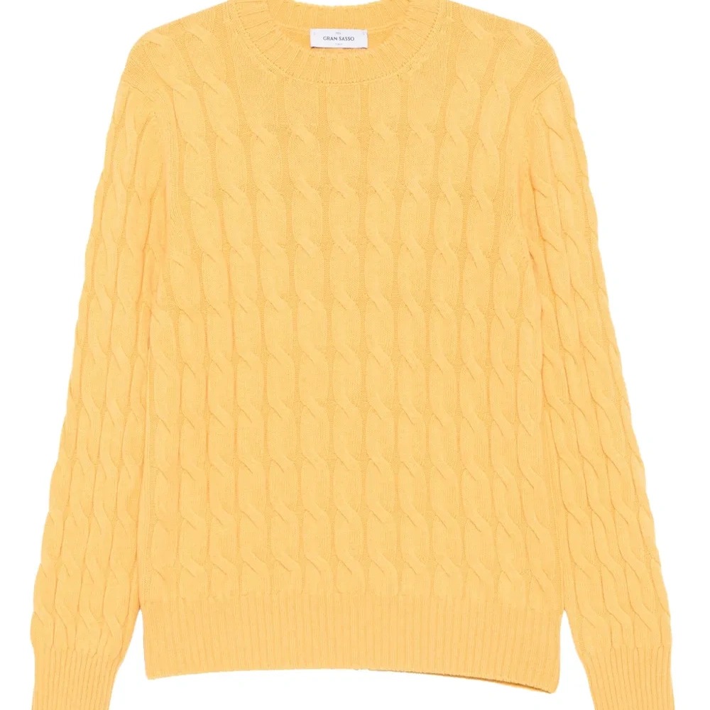 Круглый свитер с косами