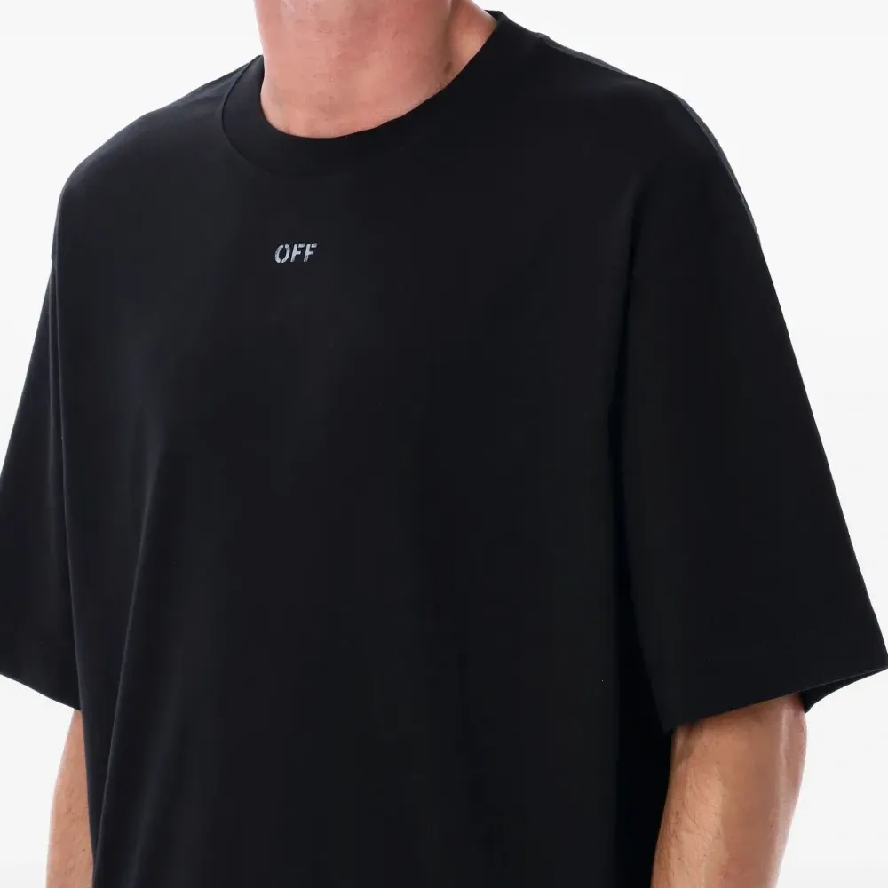 Футболка с принтом-трафаретом в виде стрелы