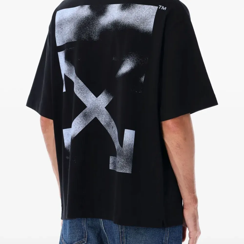 Футболка с принтом-трафаретом в виде стрелы