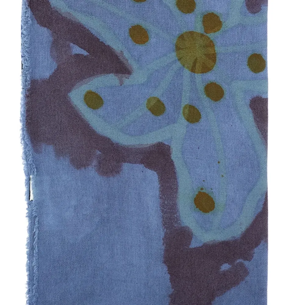 Шарф с цветочным узором и бахромой