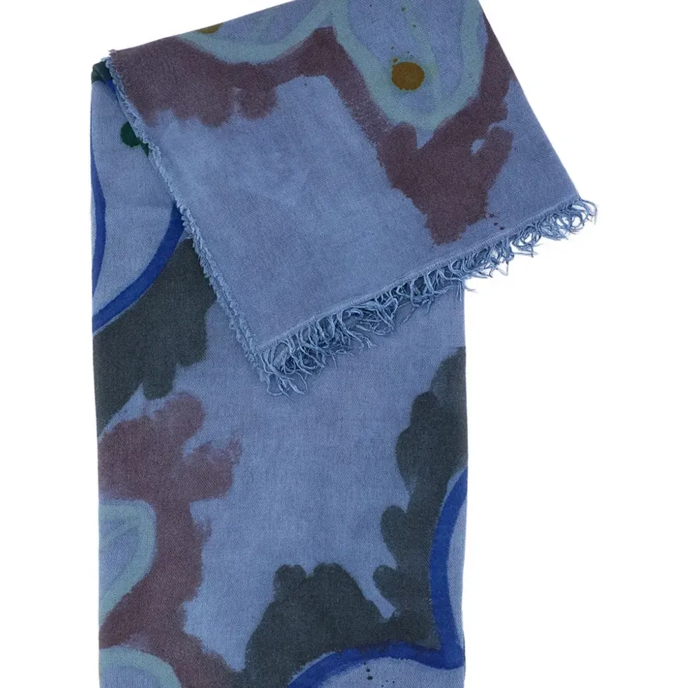 Шарф с цветочным узором и бахромой