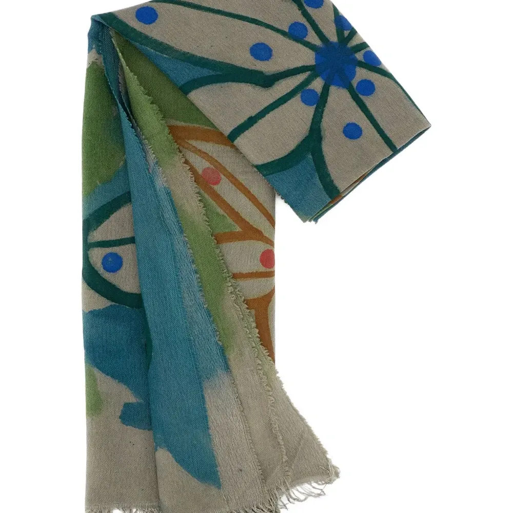 Шарф с цветочным узором и бахромой