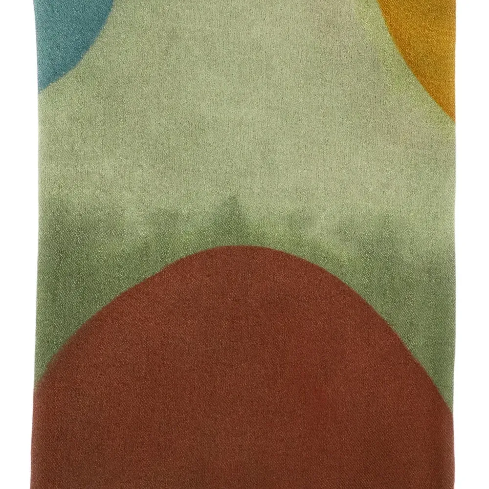 Шарф с геометрическим узором и бахромой