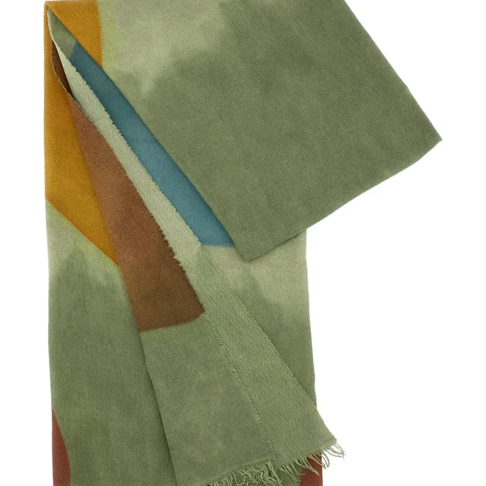 Шарф с геометрическим узором и бахромой