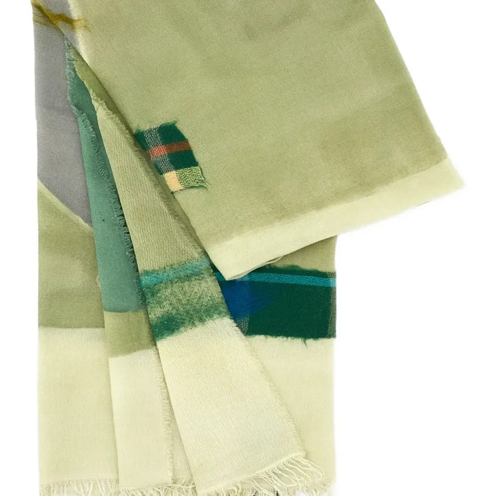 Шарф с графичным узором и бахромой