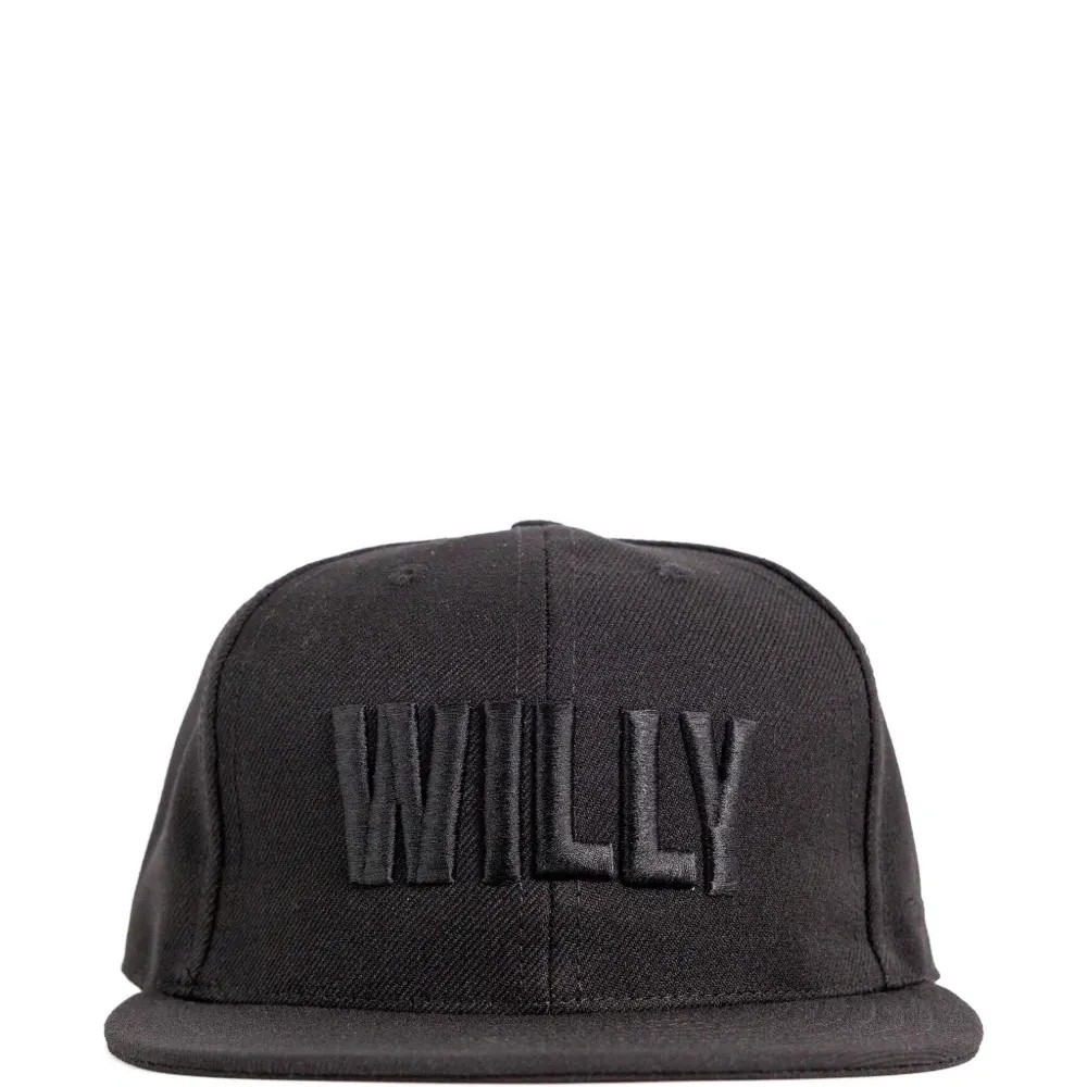 Кепка с тисненым логотипом