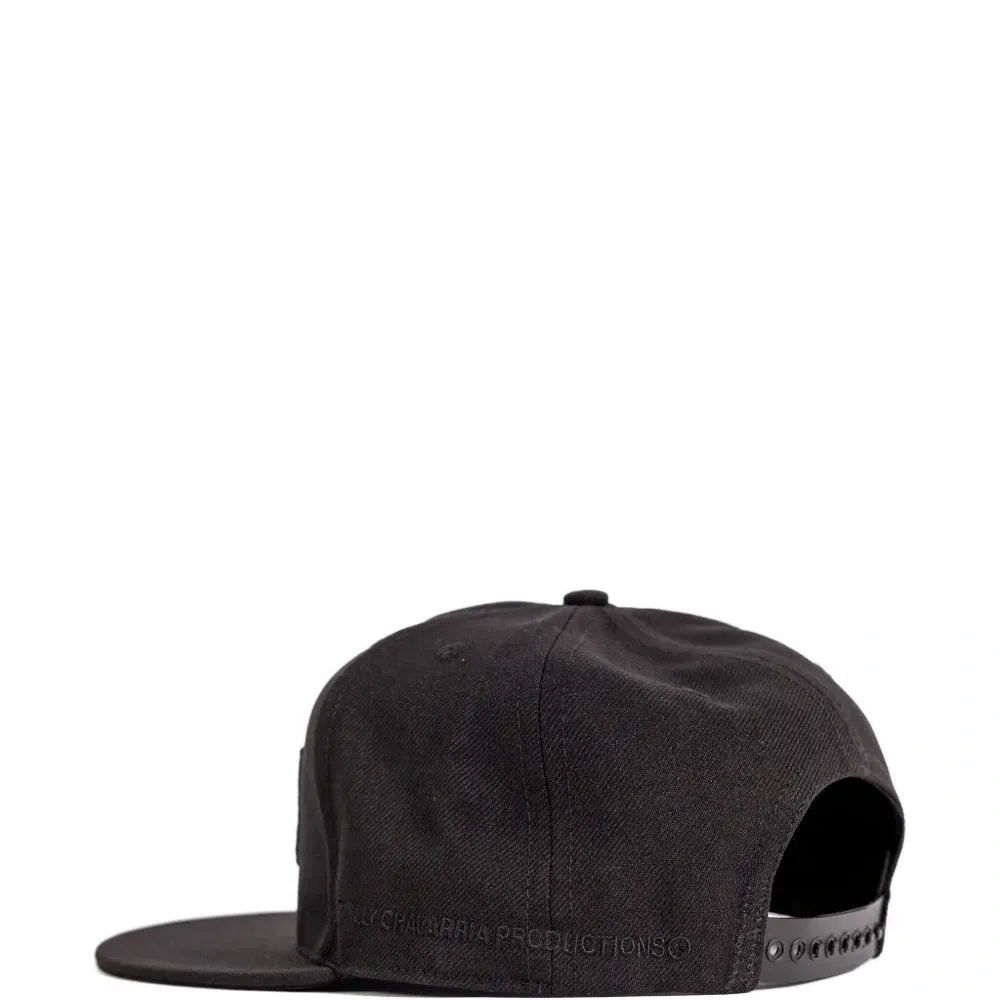 Кепка с тисненым логотипом