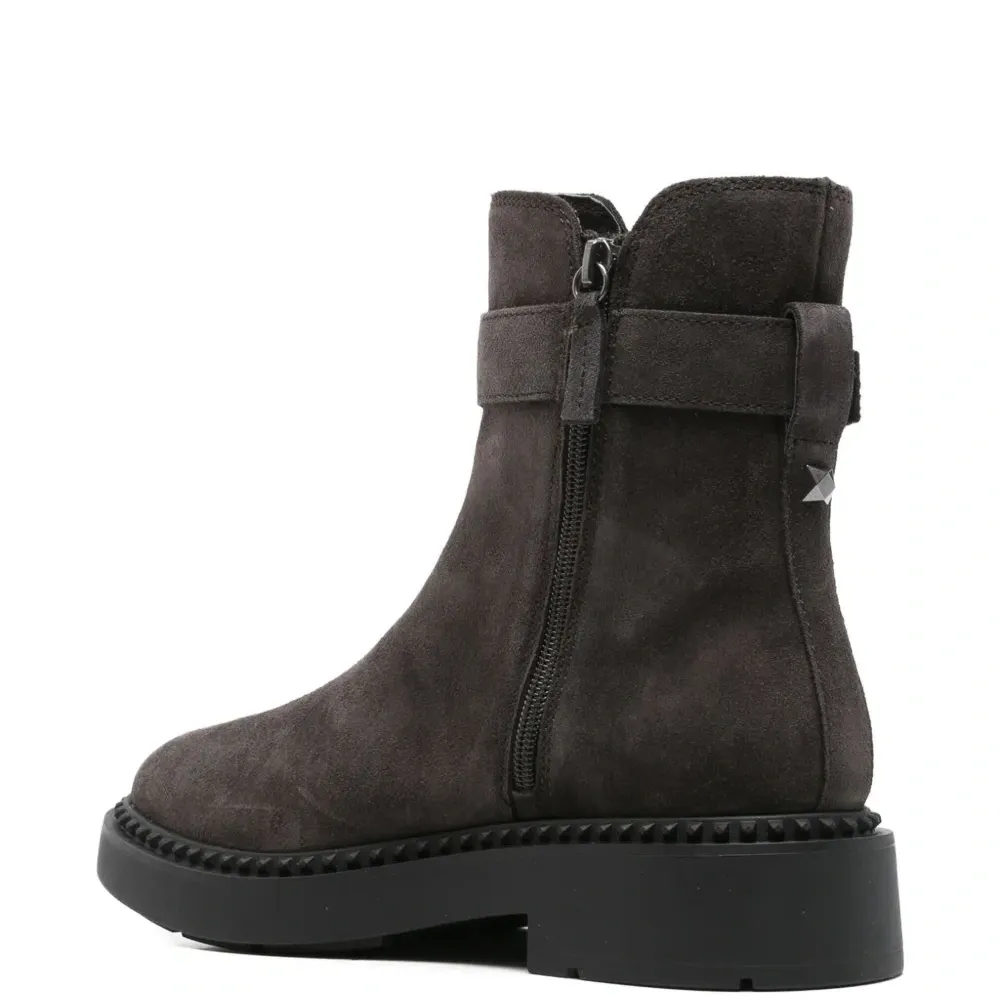 Ботинки на щиколотке с пряжками