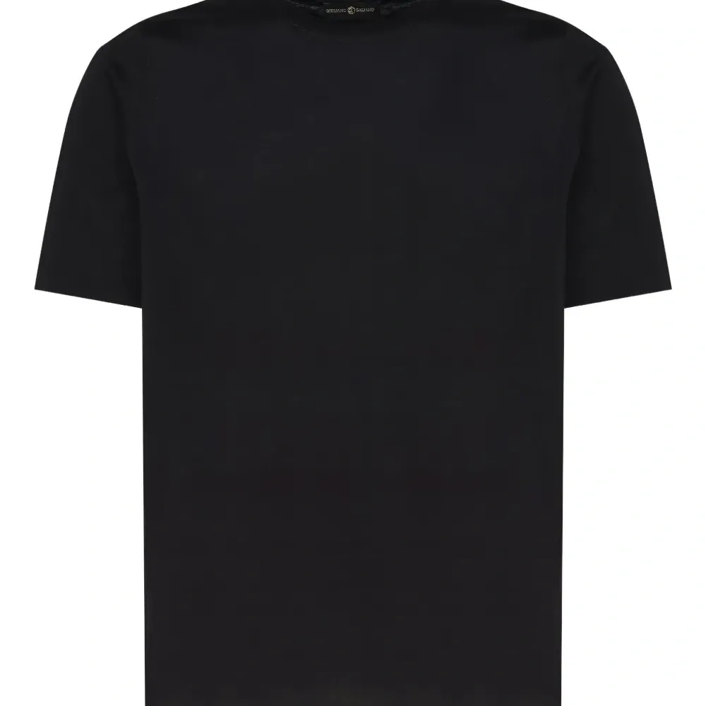 Футболка с закругленным воротником