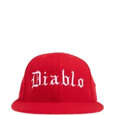 Кепка с вышитым логотипом