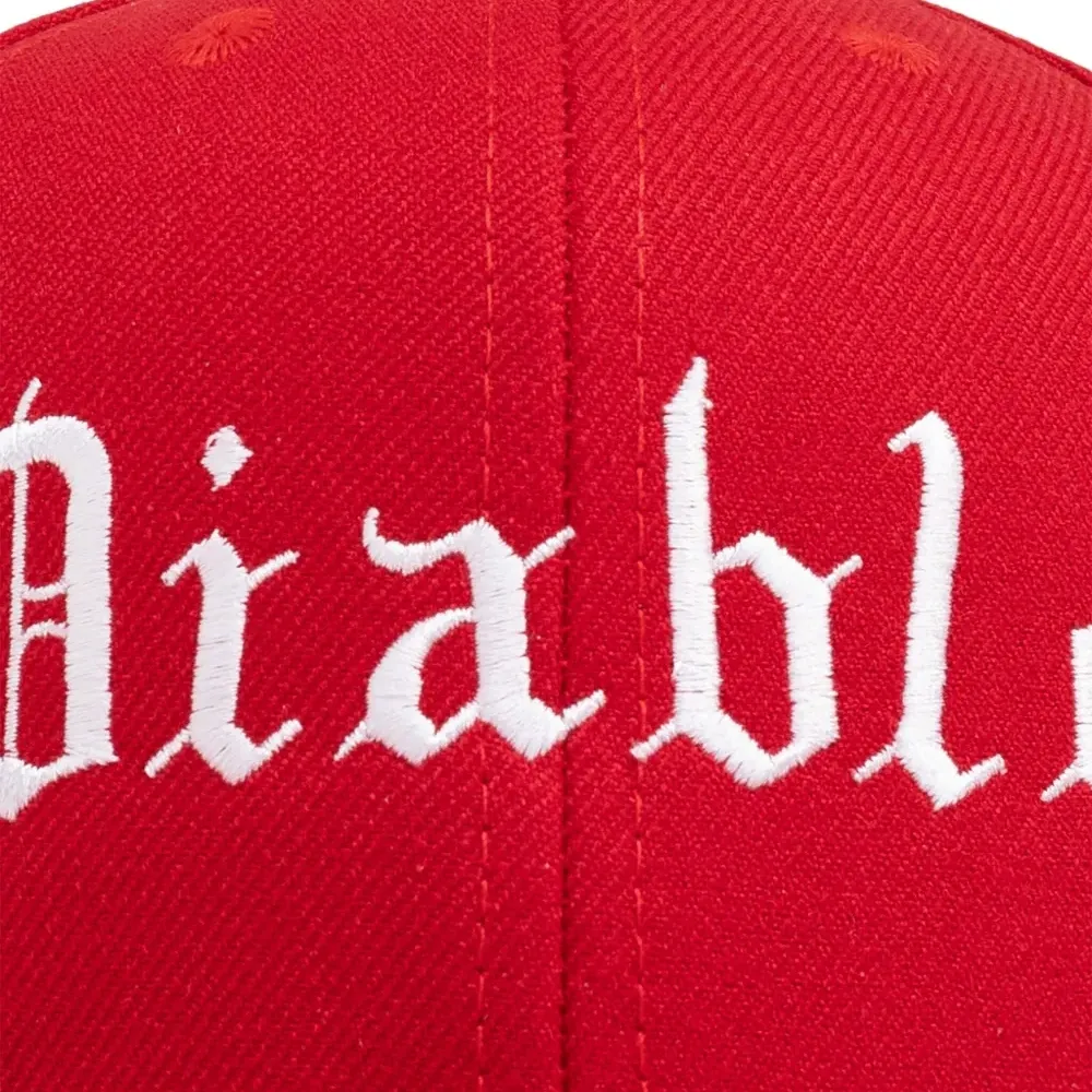 Кепка с вышитым логотипом