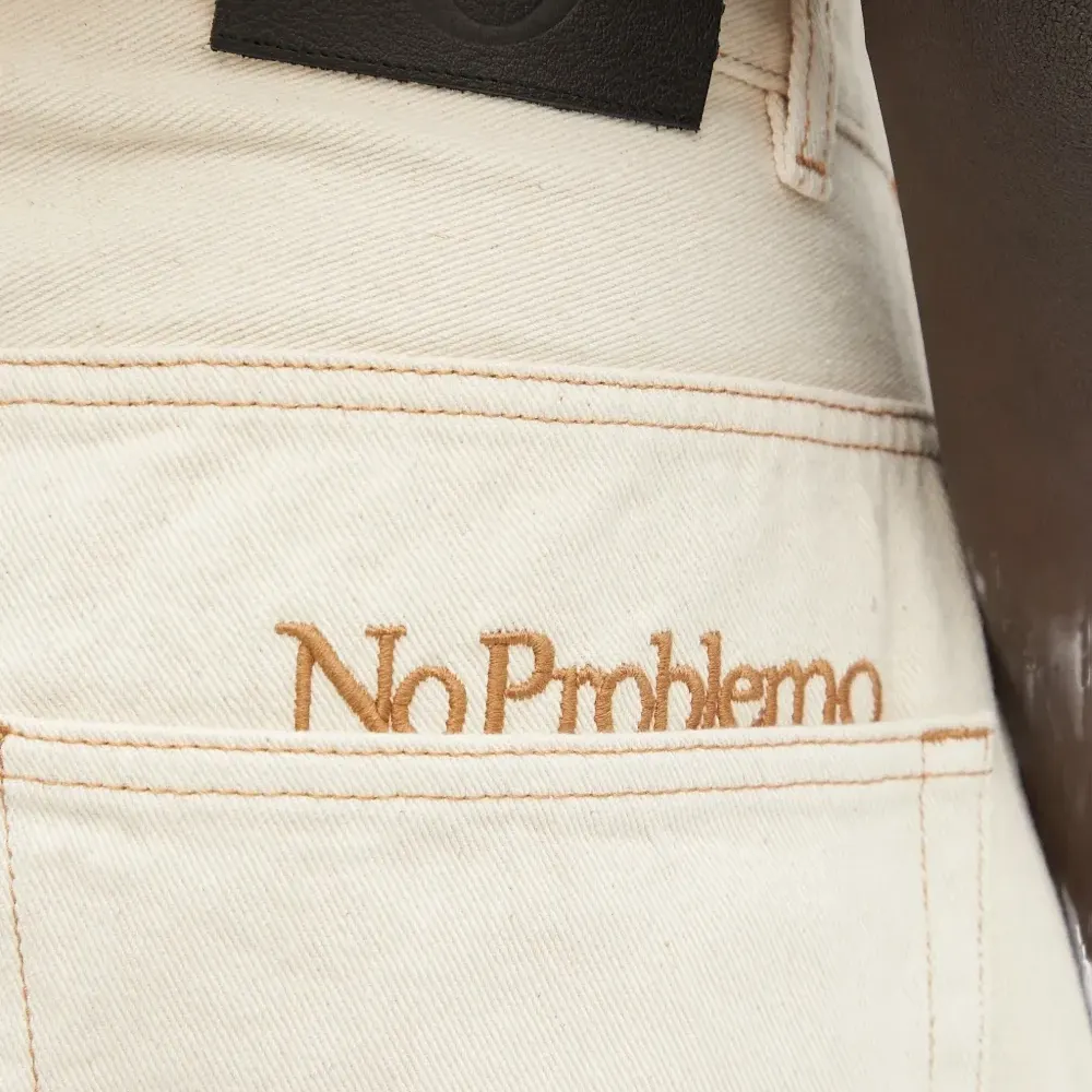 Джинсы с вышивкой