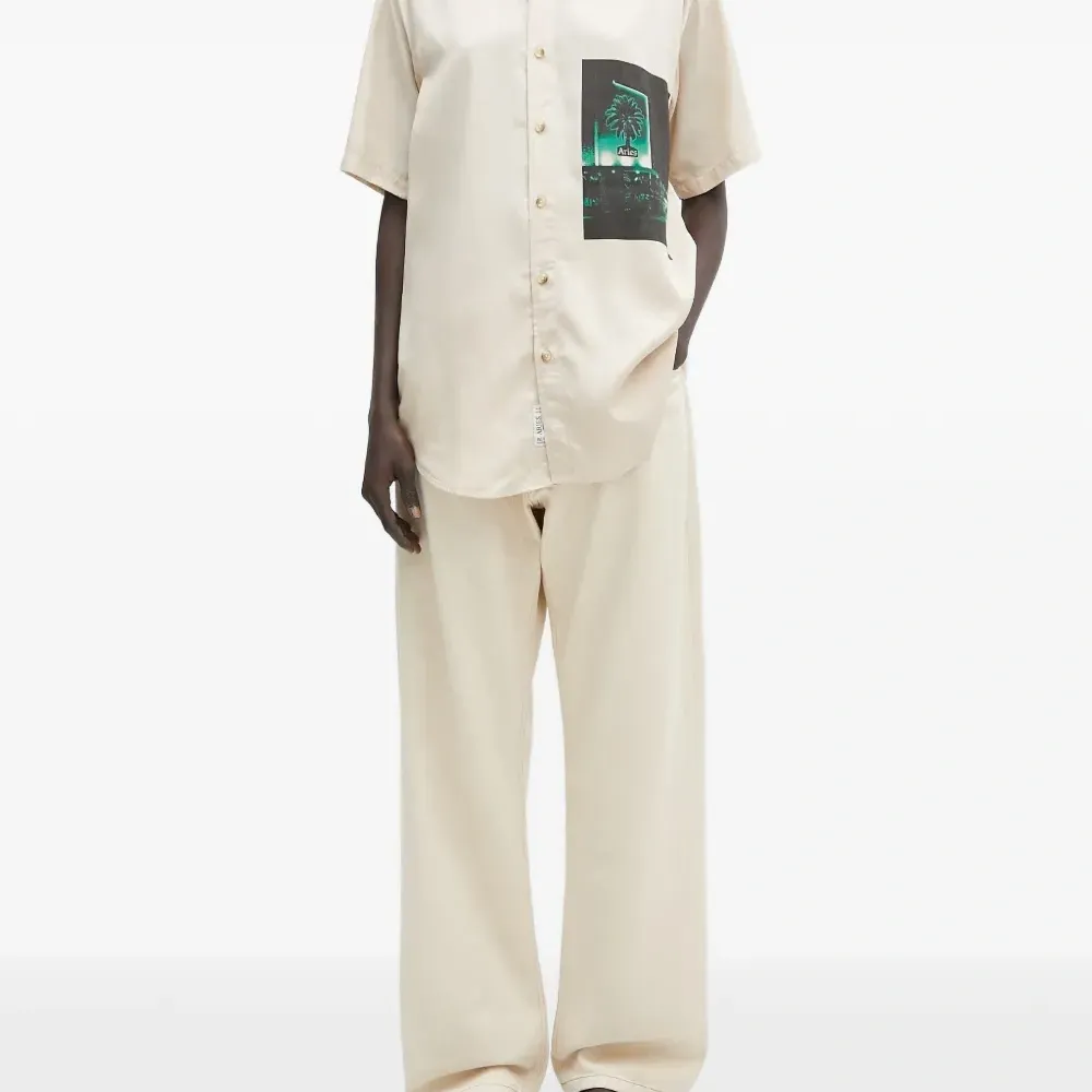 Джинсы с вышивкой