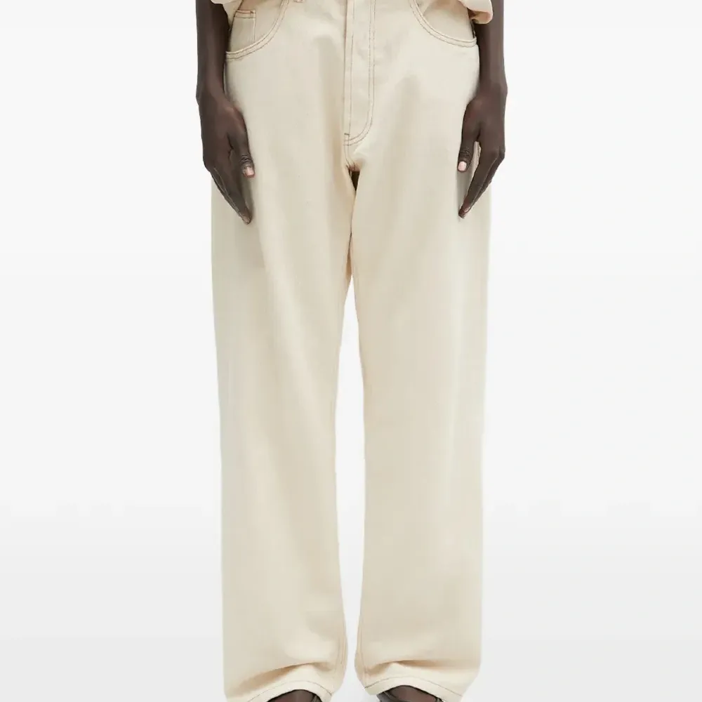 Джинсы с вышивкой