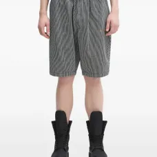 Шорты с нашивками и полосками