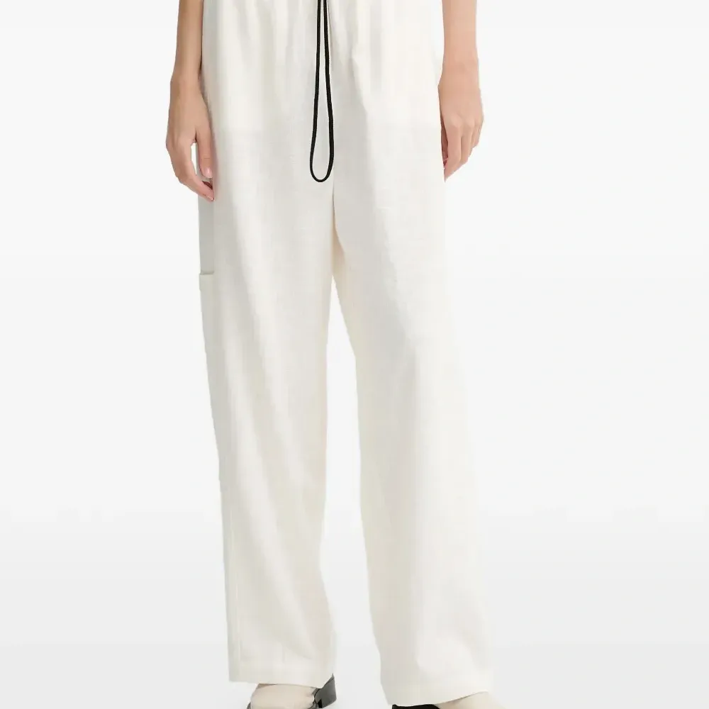 Льняные брюки с карманами