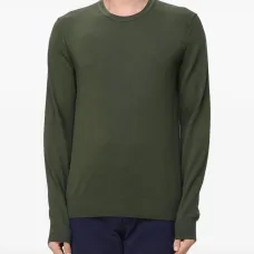 Свитер с вышитым логотипом