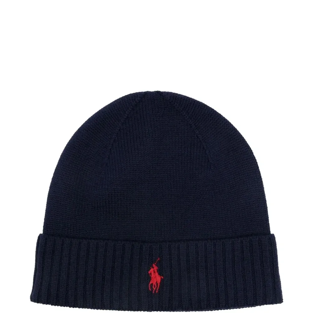 Вязаная шапка с вышитым логотипом