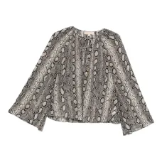 Блузка с галстуком на шее и принтом под змеиную кожу