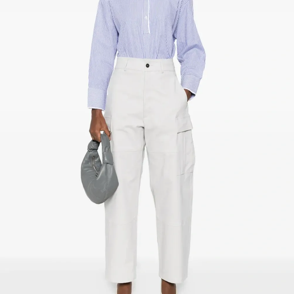 Брюки с накладными карманами