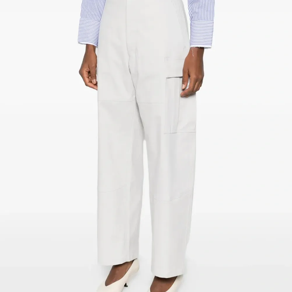 Брюки с накладными карманами