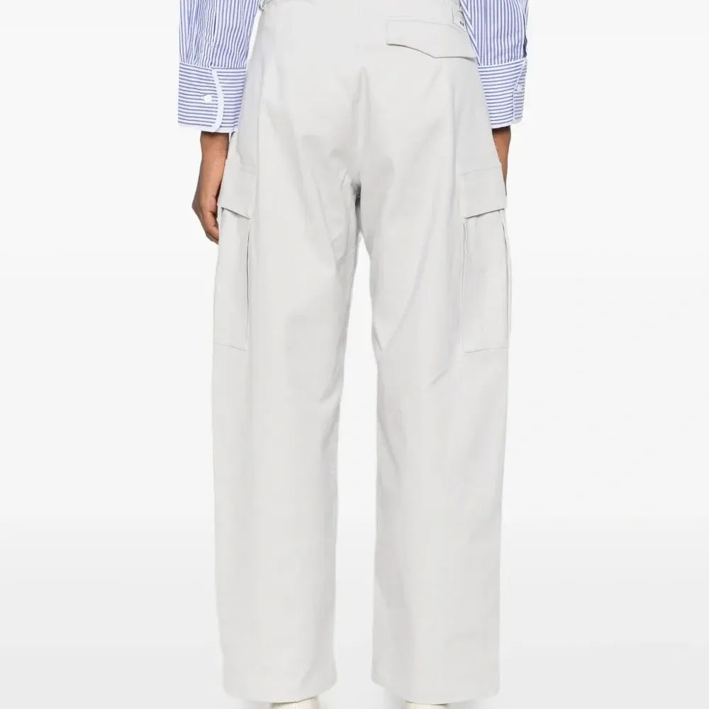 Брюки с накладными карманами