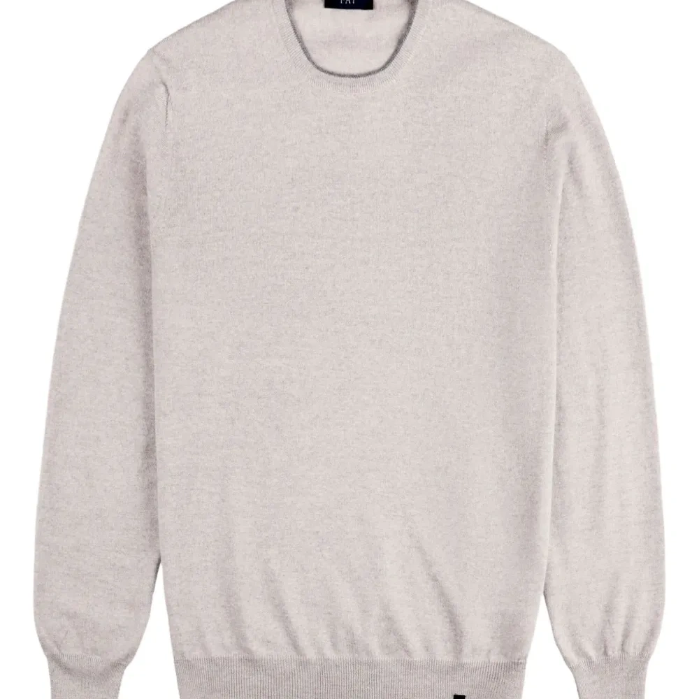 Свитер с круглым вырезом и накладками на локтях