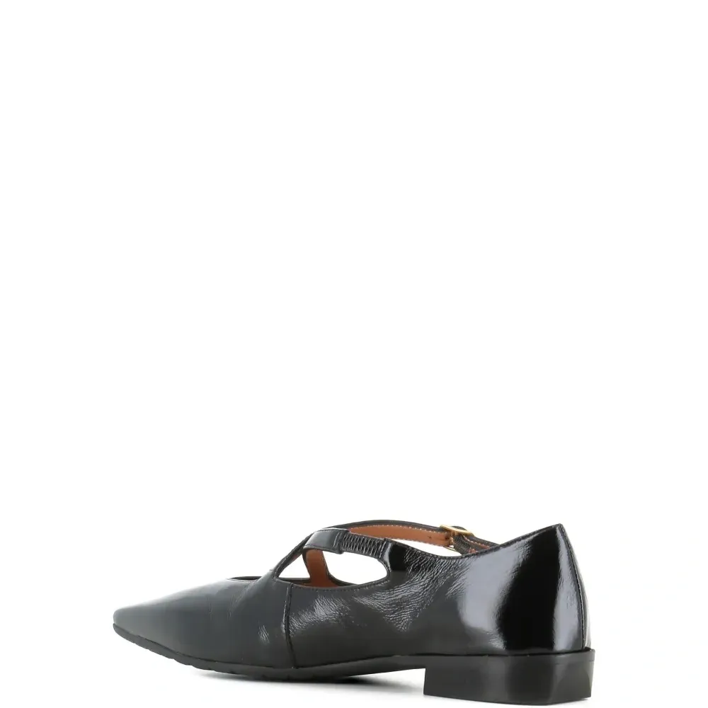 Остроконечные балетки с застежкой-пряжкой