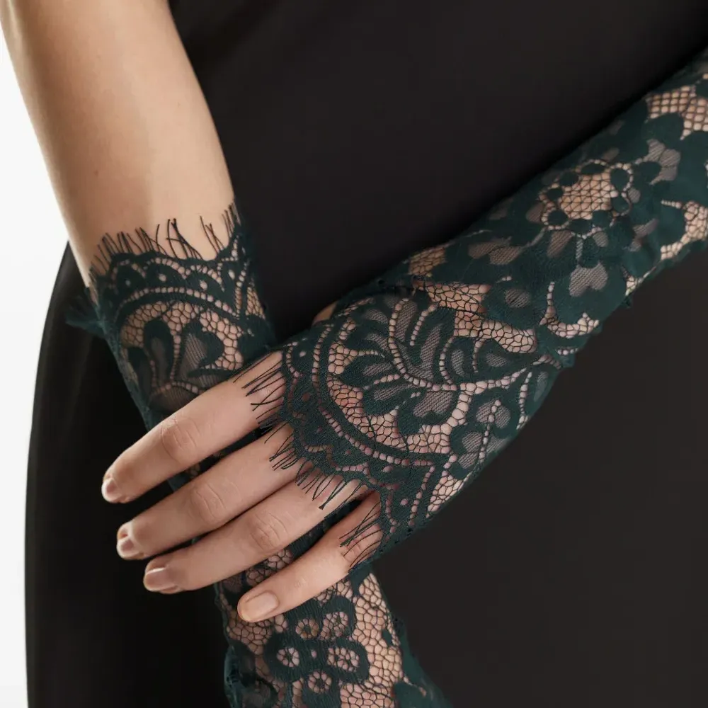 Перчатки с кружевной отделкой