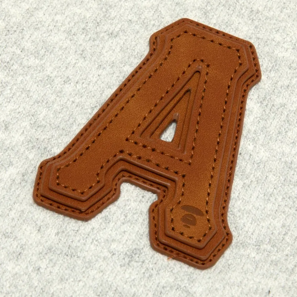 Толстовка на молнии с нашивками