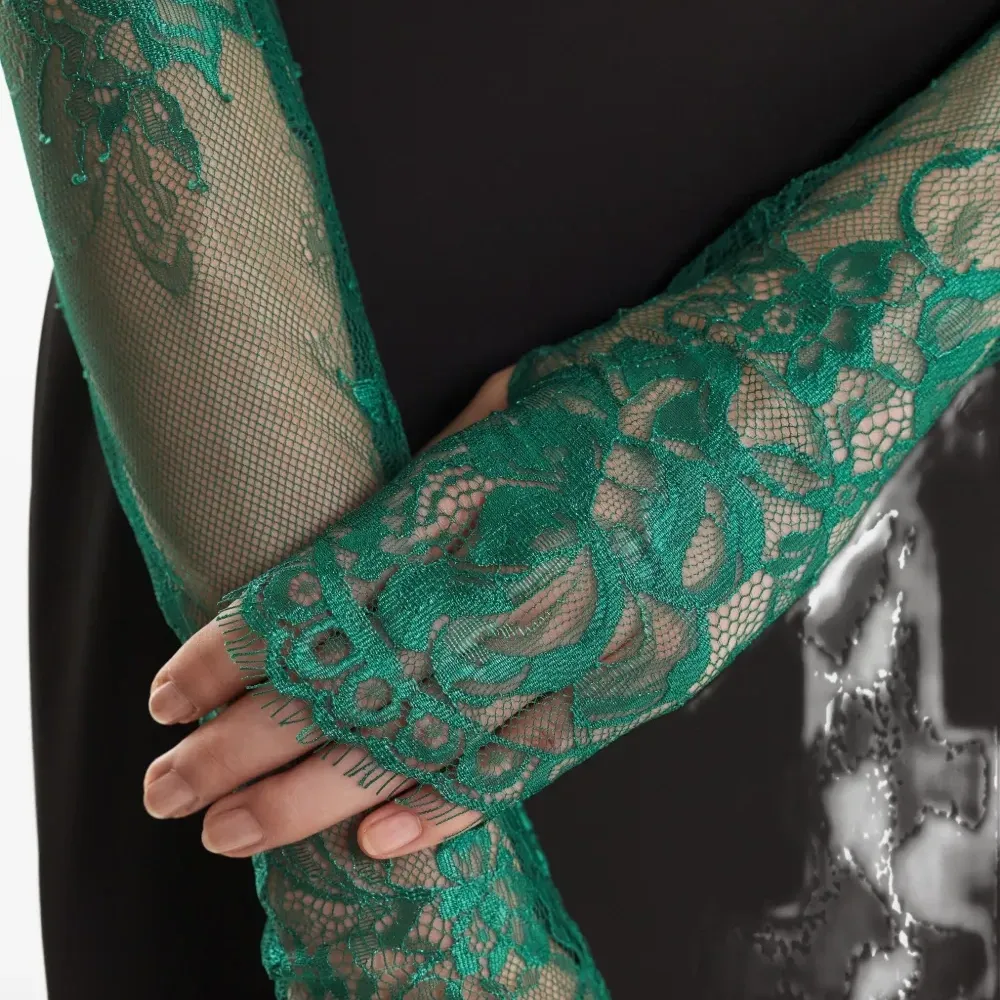 Перчатки из кружев с цветочным узором