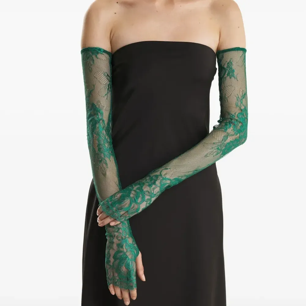 Перчатки из кружев с цветочным узором