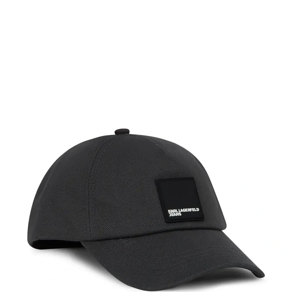 Кепка с нашивкой-логотипом