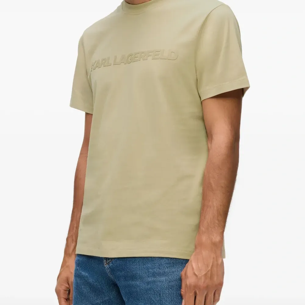 Футболка с логотипом