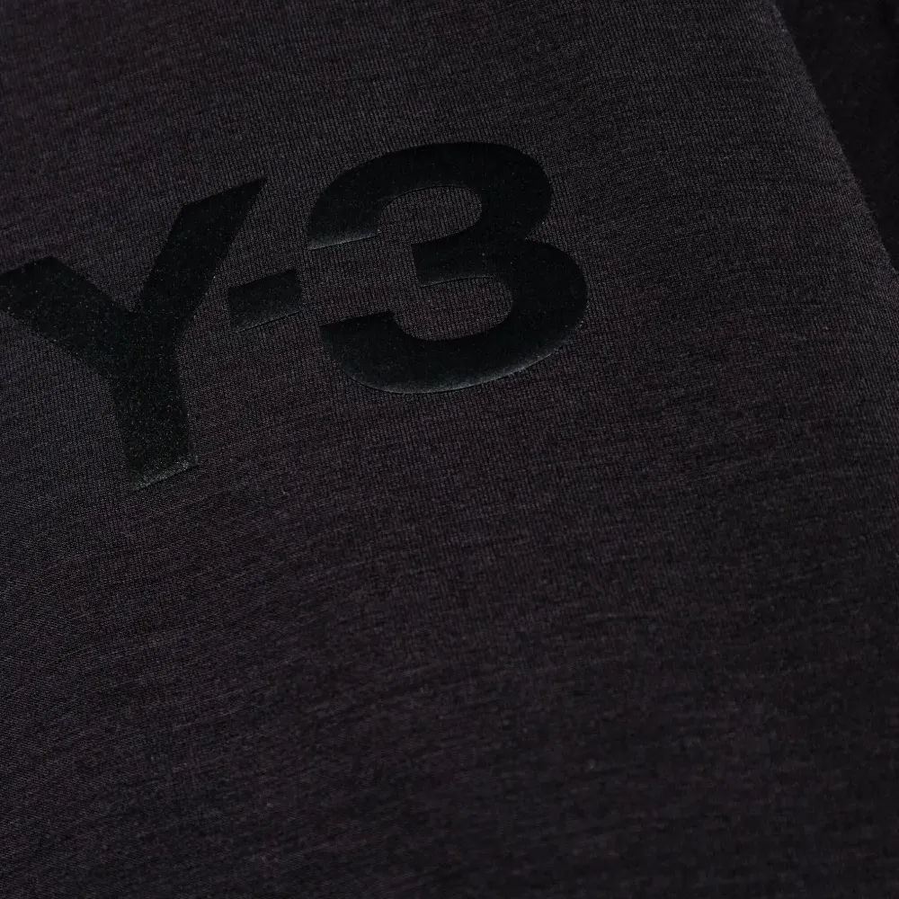 Футболка с принтом логотипа