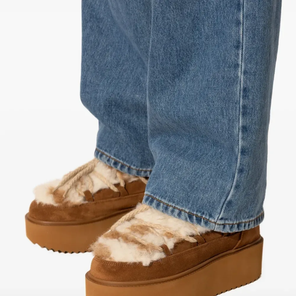 Кроссовки на платформе с шнуровкой