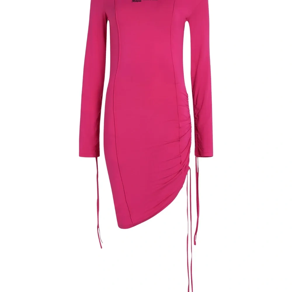 Платье асимметричного кроя с открытыми плечами