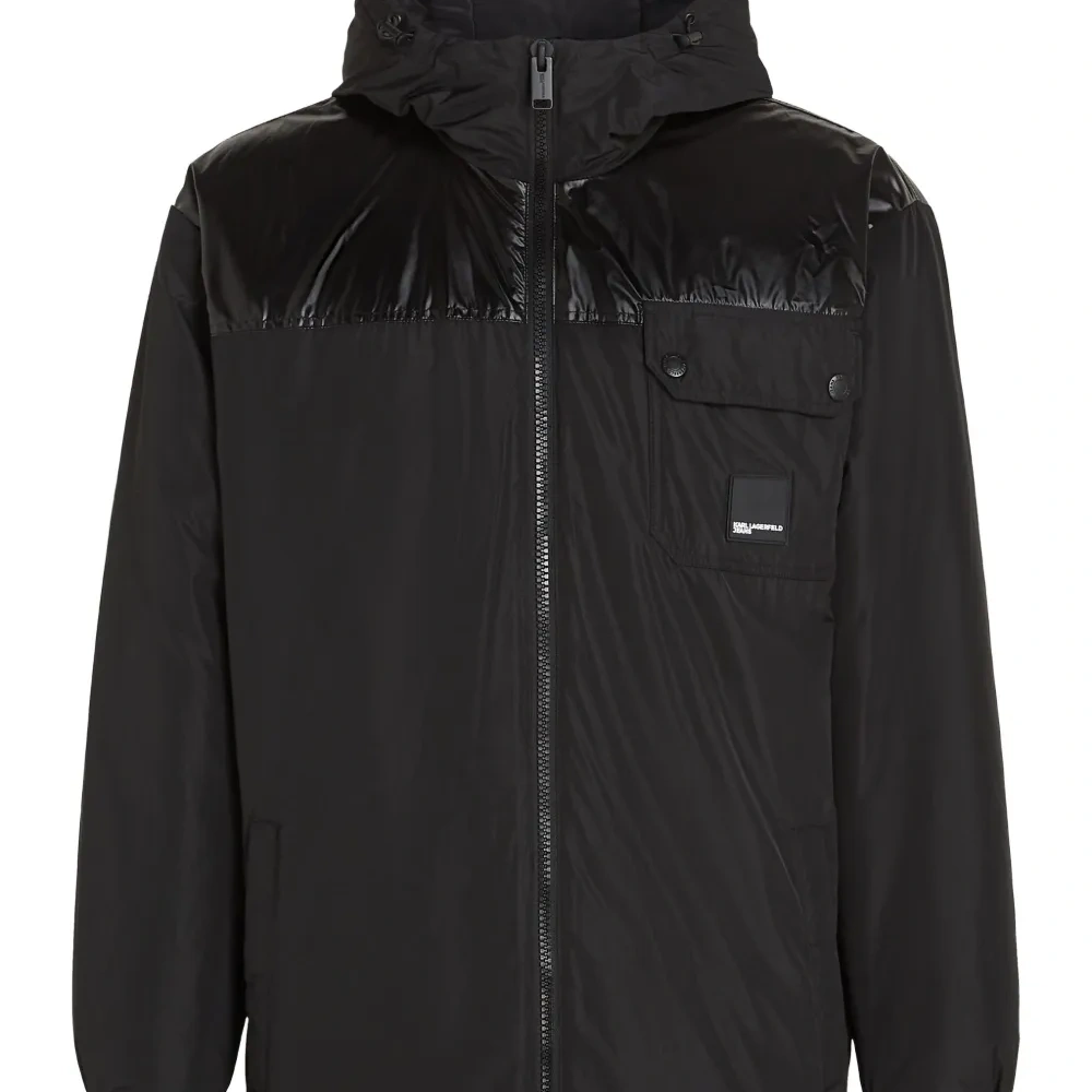 Куртка с нашивкой-логотипом