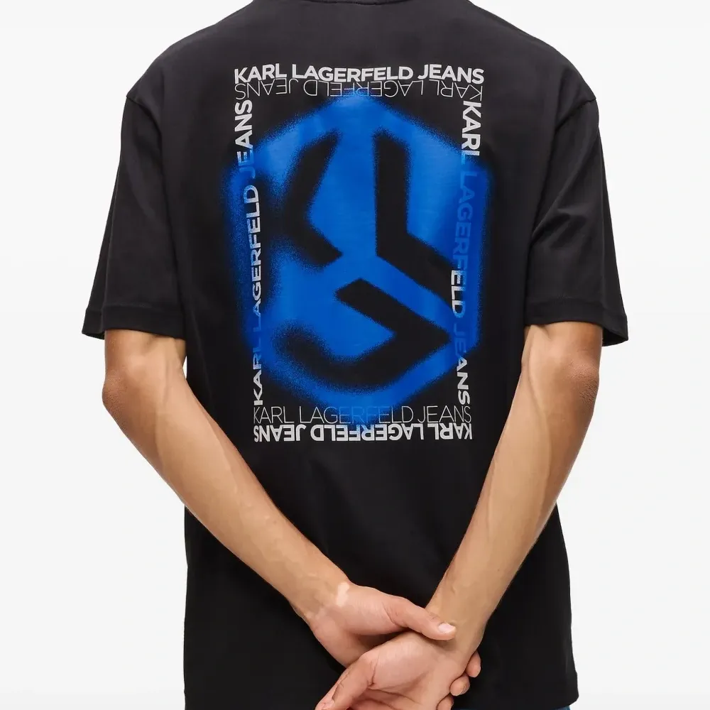 Футболка с логотипом