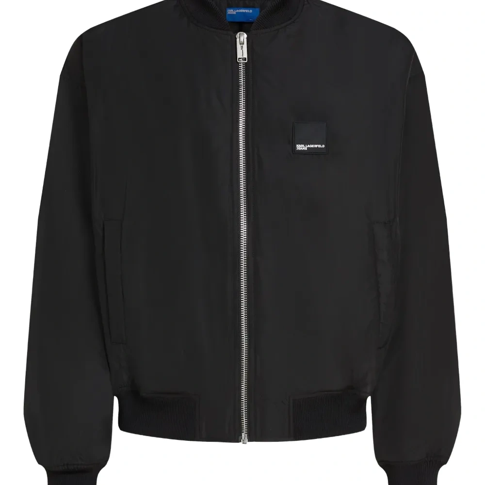 Бомбер на молнии с нашивкой-логотипом