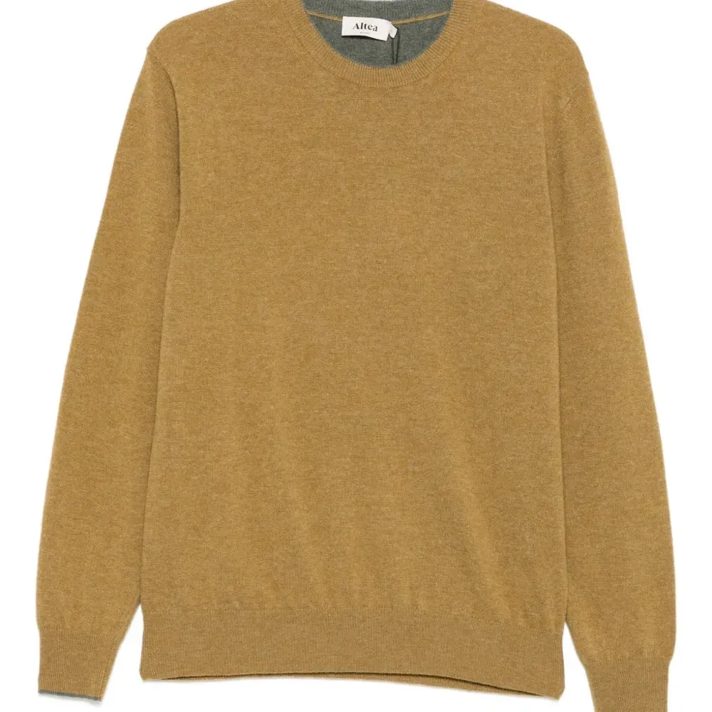 Свитер с круглым вырезом и налокотниками