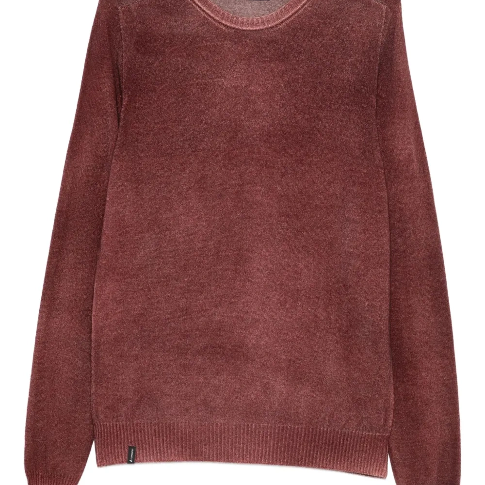 Свитер с круглым вырезом