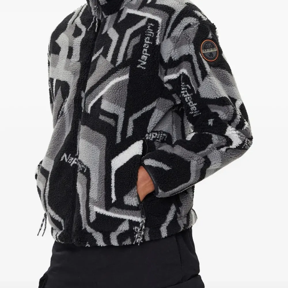 Флисовая куртка с геометрическим узором