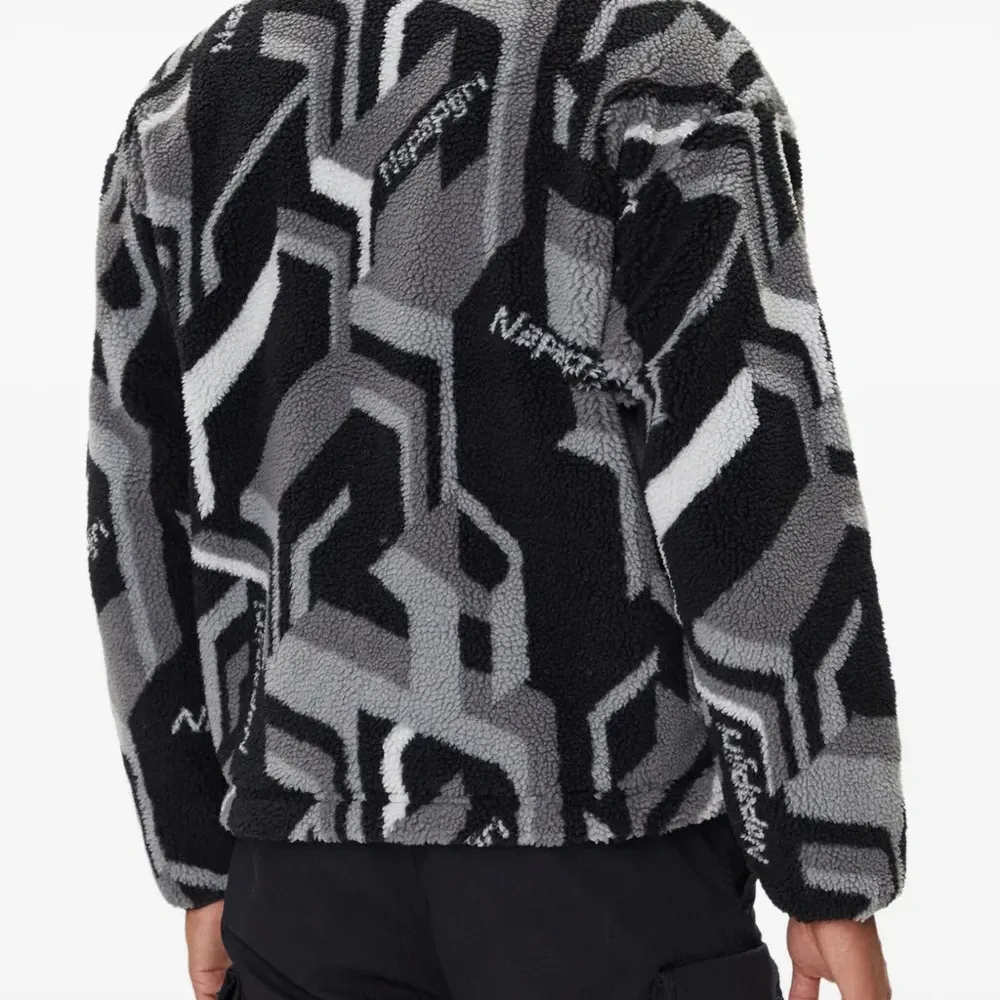 Флисовая куртка с геометрическим узором