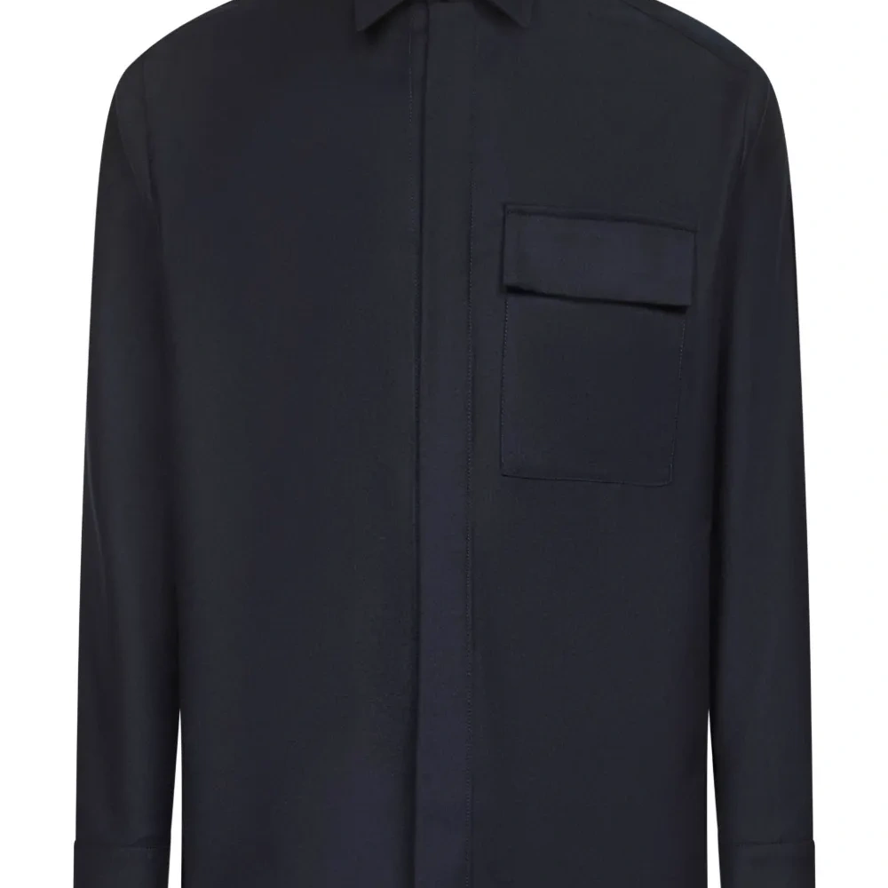 Рубашка с накладными карманами и манжетами на пуговицах