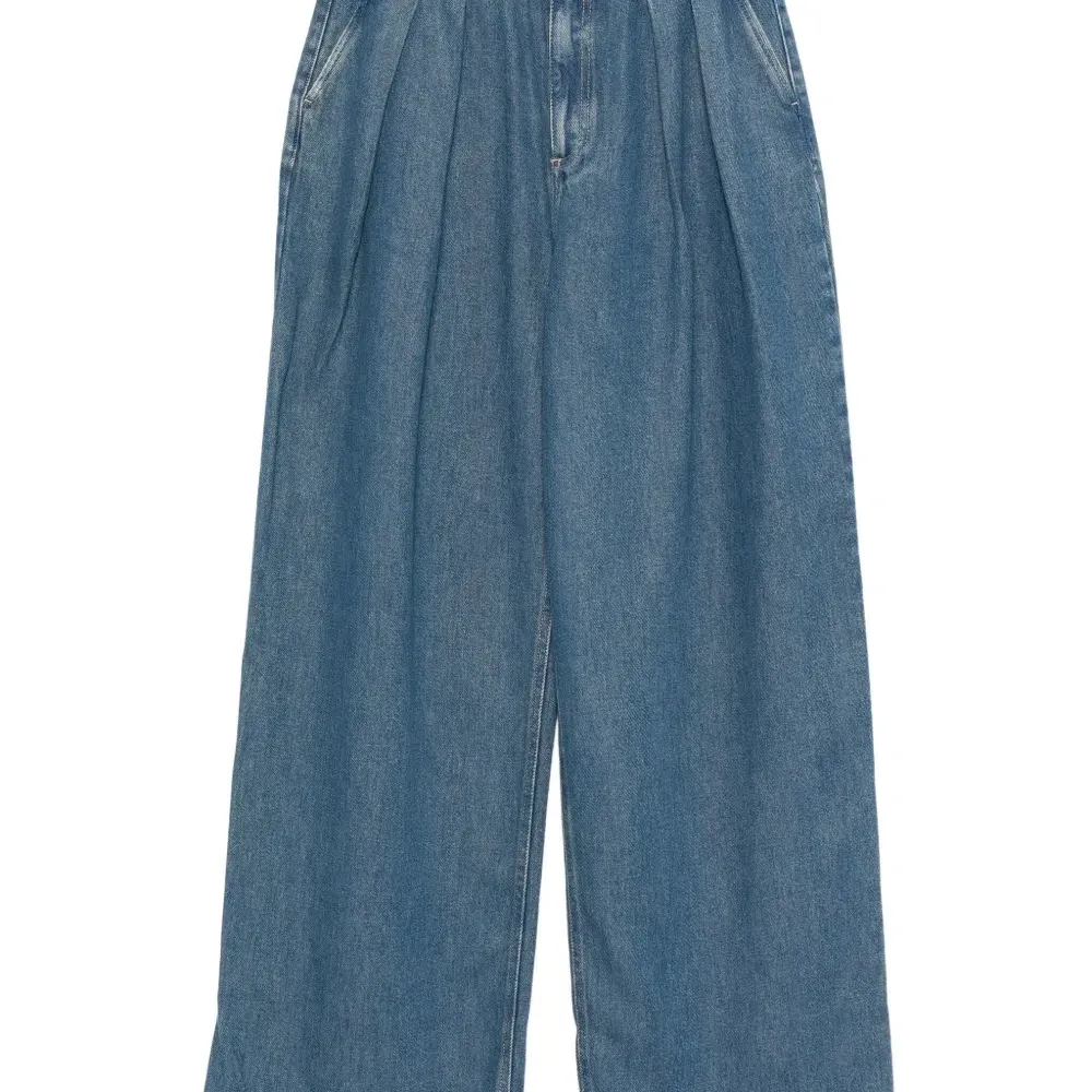 Джинсы с широкими прямыми штанинами и складками