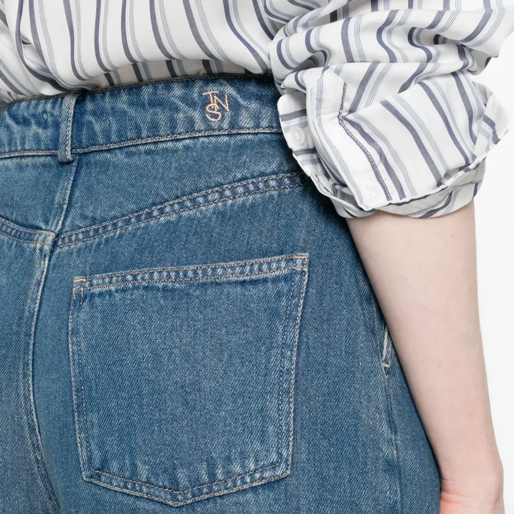 Джинсы с широкими прямыми штанинами и складками