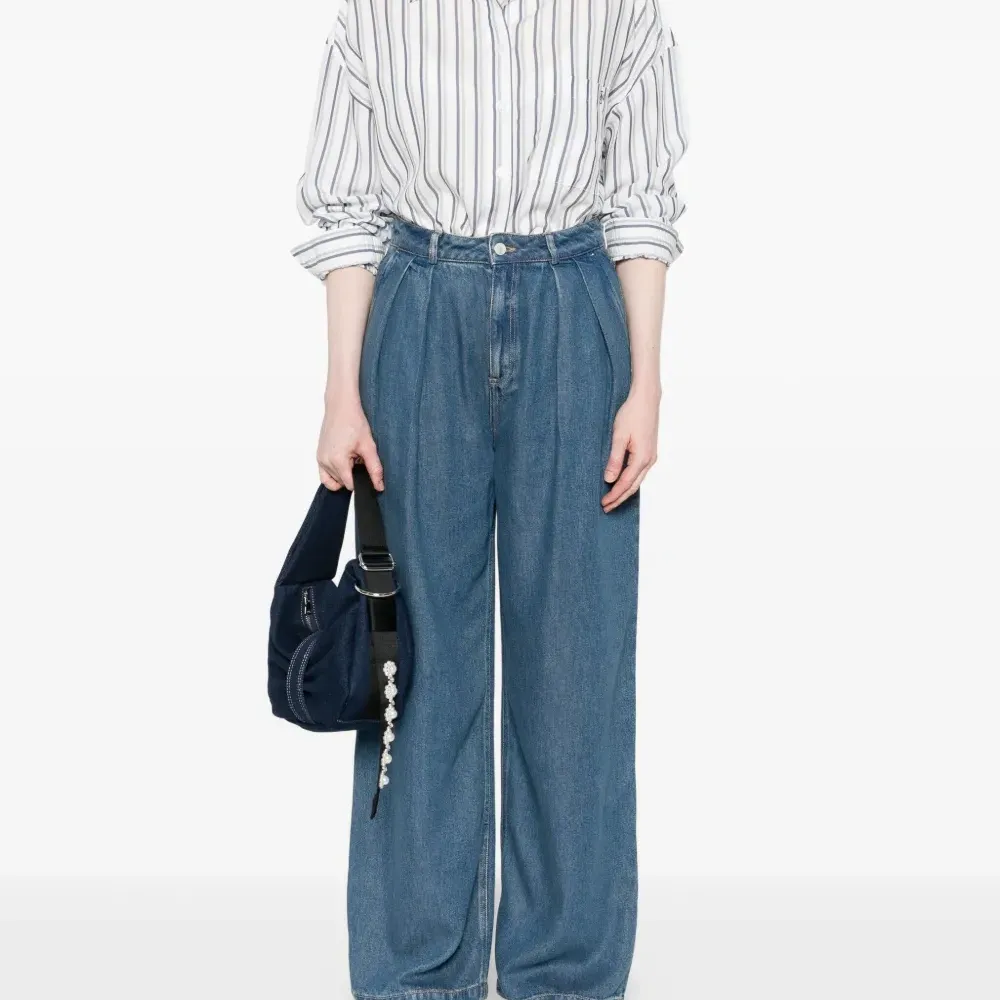 Джинсы с широкими прямыми штанинами и складками