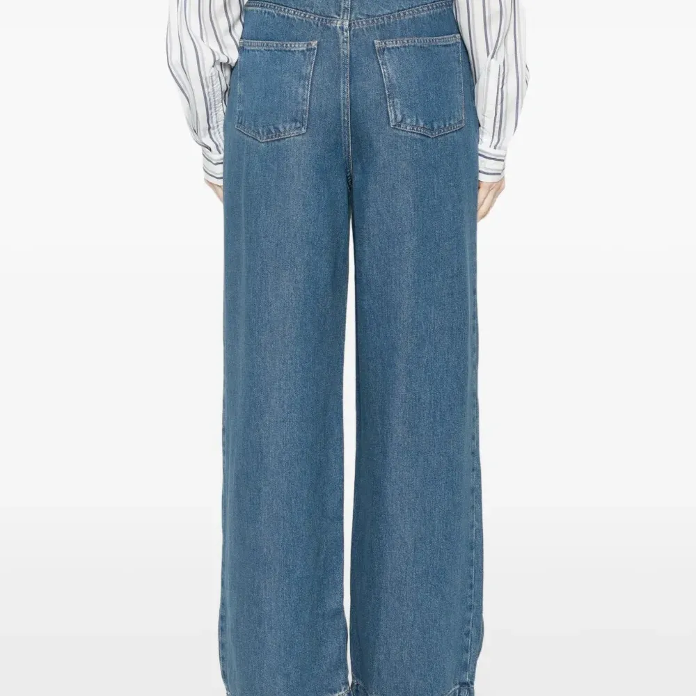 Джинсы с широкими прямыми штанинами и складками